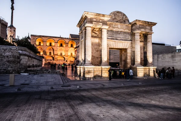 Utfärda utegångsförbud för överbryggar (spanska: puerta del puente) renässans triumfbåge upplyst på natten i cordoba, Andalusien, Spanien. — Stockfoto