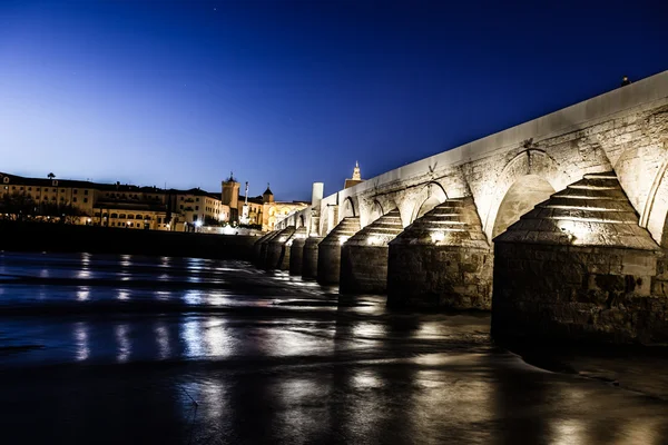 Ponte Romana sobre o rio Guadalquivir e a Grande Mesquita (Catedral de Mezquita) no crepúsculo da cidade de Córdoba, Andaluzia, Espanha . — Fotografia de Stock