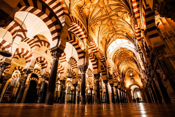 A Grande Mesquita ou Mezquita famoso interior em Córdoba, Espanha — Fotografia de Stock