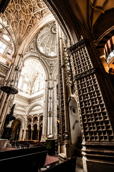 Die große moschee oder mezquita berühmten innenraum in cordoba, spanien — Stockfoto