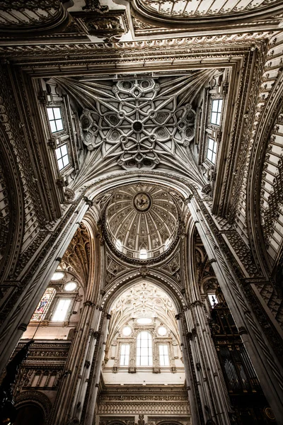 A nagy mecset vagy a Mezquita híres belső Cordoba, Spanyolország — Stock Fotó