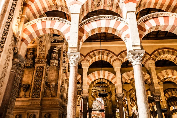 A Grande Mesquita ou Mezquita famoso interior em Córdoba, Espanha — Fotografia de Stock