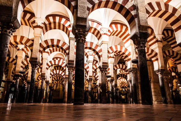 La Gran Mezquita o Mezquita famoso interior en Córdoba, España —  Fotos de Stock