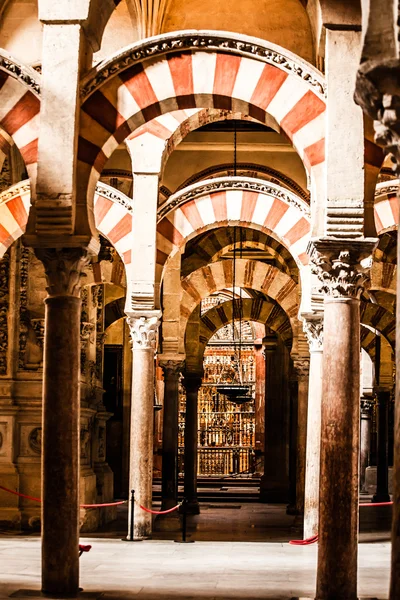 A Grande Mesquita ou Mezquita famoso interior em Córdoba, Espanha — Fotografia de Stock