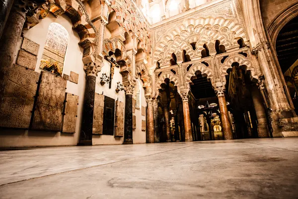 偉大なモスクまたはスペイン、コルドバのメスキータの有名なインテリア — ストック写真
