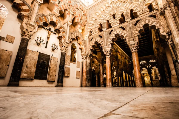 Velké mešity nebo slavný interiér mezquita v Córdobě, Španělsko — Stock fotografie