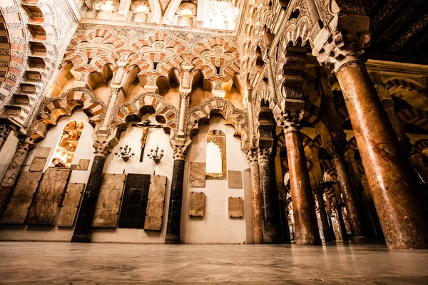 A Grande Mesquita ou Mezquita famoso interior em Córdoba, Espanha — Fotografia de Stock