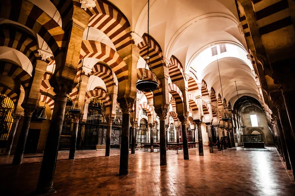 大清真寺或科尔多瓦，西班牙的阿尔罕布拉著名室内 — 图库照片