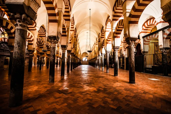 La Gran Mezquita o Mezquita famoso interior en Córdoba, España —  Fotos de Stock