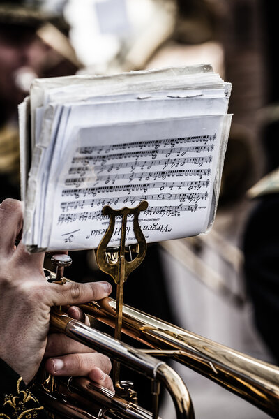 Винтажные тромбоны, играющие в большой группе
.