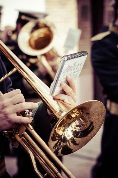 Vintage tromboner spelar i en big band. — Stockfoto