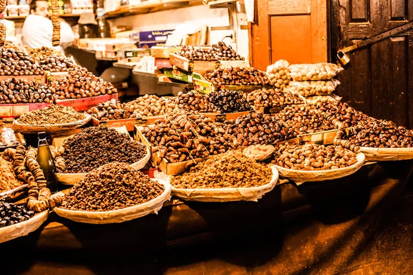 Noix et fruits secs à vendre dans le souk de Fès, Maroc — Photo