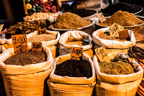 坚果和干果在 fes，摩洛哥的露天市场出售 — 图库照片