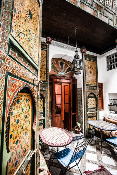 Detalle de la hermosa decoración de mosaico de azulejos de la en Fez, Marruecos . — Foto de Stock