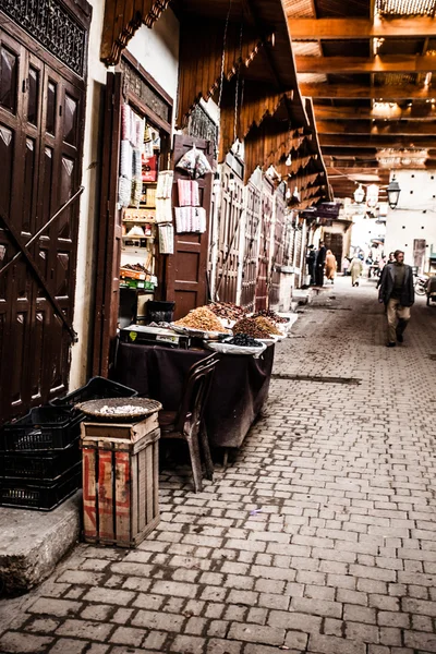 Pequena rua em Fez medina (cidade velha). Marrocos . — Fotografia de Stock