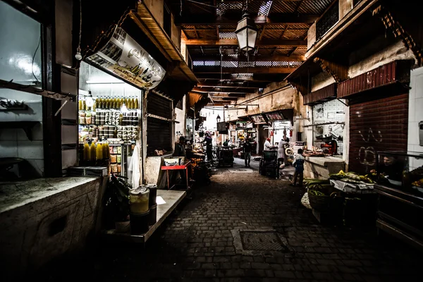 Pequena rua em Fez medina (cidade velha). Marrocos . — Fotografia de Stock