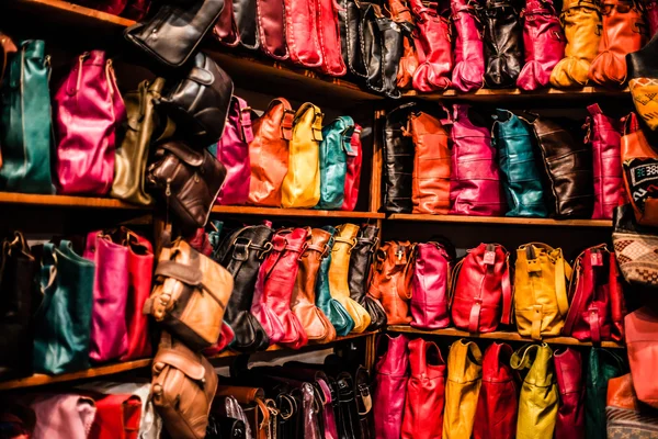 Borse, borse, cappelli e altri prodotti delle fabbriche di cuoio marocchino — Foto Stock