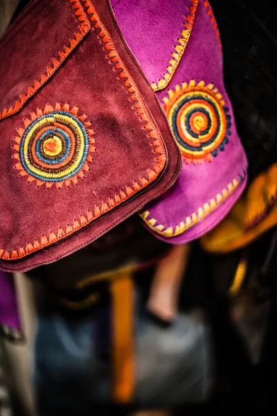 Bolsas, bolsos, sombreros y otros productos de las fábricas de cuero marroquíes — Foto de Stock