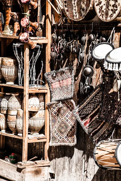 Loja de souvenirs marroquina na rua local — Fotografia de Stock