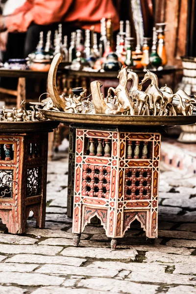 Negozio di souvenir marocchino in strada locale — Foto Stock