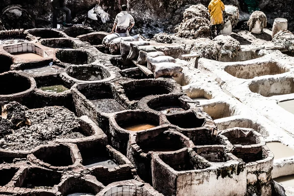 Oude tanks van de fez leerlooierijen met kleur verf voor leer, Marokko, Afrika — Stockfoto