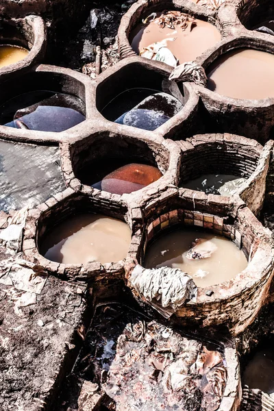 Oude tanks van de fez leerlooierijen met kleur verf voor leer, Marokko, Afrika — Stockfoto