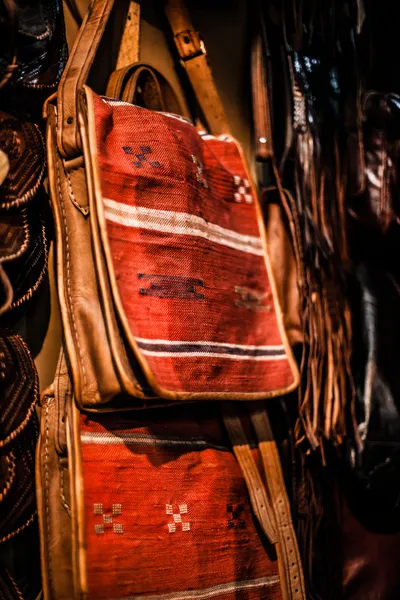 Sacos, bolsas, chapéus e outros produtos das fábricas de couro marroquino — Fotografia de Stock