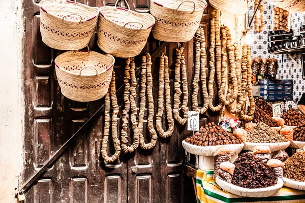 Nozes e frutas secas para venda no souk de Fes, Marrocos — Fotografia de Stock