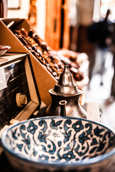 Magasin de souvenirs marocain dans la rue locale — Photo