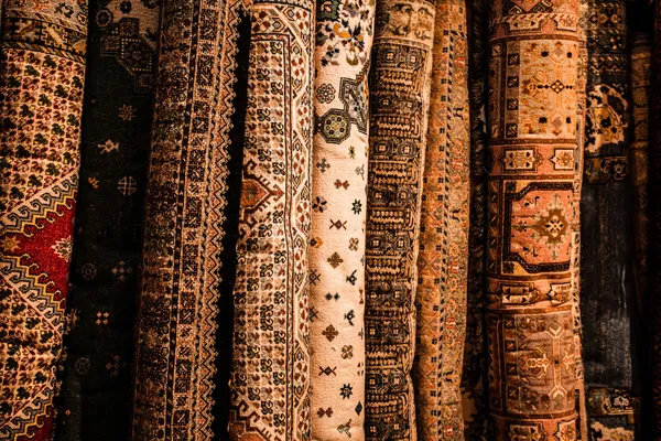 Marokańskie dywany w ulicznym sklepiku souk — Zdjęcie stockowe