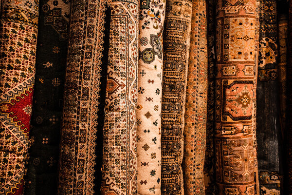 Марокканские ковры в уличном магазине базара