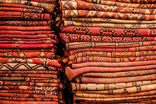 Jasne farby Maroka i berberyjskie dywanów — Zdjęcie stockowe