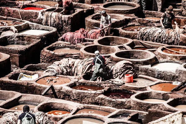 Gamla tankar i den fez garverier med färg måla för läder, Marocko, Afrika — Stockfoto