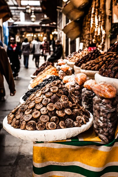 Nozes e frutas secas para venda no souk de Fes, Marrocos — Fotografia de Stock