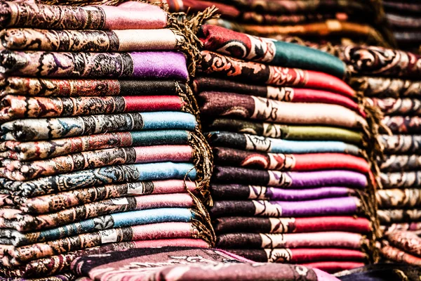 Яркие краски марокканских и берберских ковров — стоковое фото