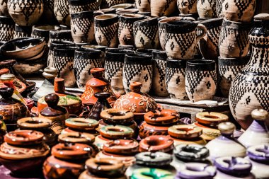 Yerel Caddesi'ndeki geleneksel Fas toprak