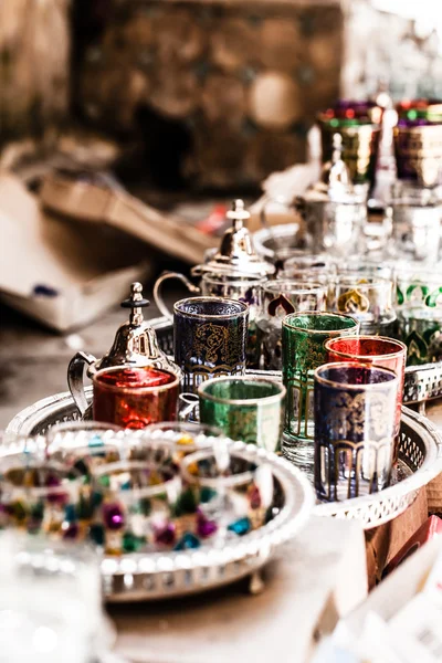 Set arabischer Nana Minze Tee mit Metallkanne und Gläsern — Stockfoto