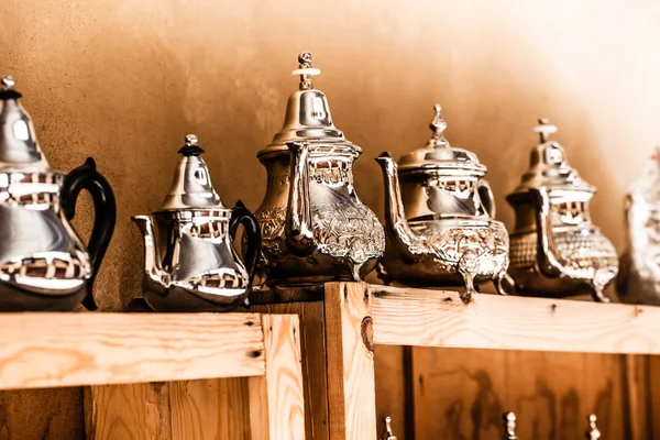 Set de té de menta de nana árabe con maceta de té de metal y vasos —  Fotos de Stock