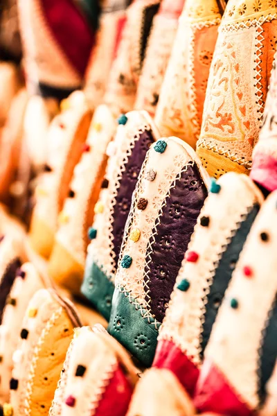 Многоцветные марокканские тапочки, Марракеш — стоковое фото