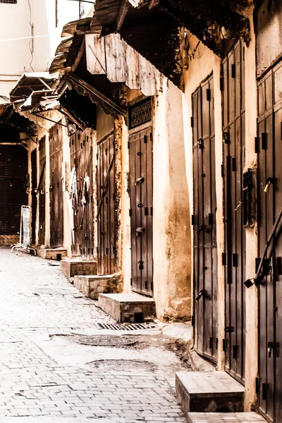 Kleine straße in fez medina (altstadt). Marokko. — Stockfoto