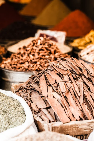 Especias tradicionales en el mercado marroquí — Foto de Stock