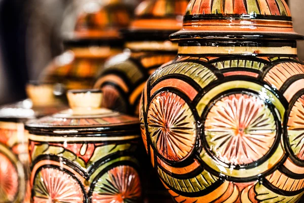 Traditionele Marokkaanse aardewerk op lokale street — Stockfoto