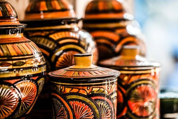 Традиционная марокканская керамика на местной улице — стоковое фото
