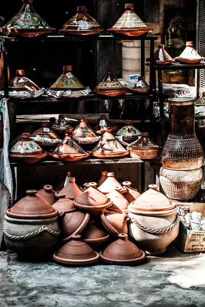 Seleção de tajines marroquinos muito coloridos (pratos tradicionais de caçarola) — Fotografia de Stock