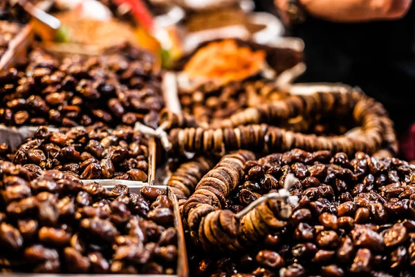 Ořechy a sušené ovoce, k prodeji v souk fes, Maroko — Stock fotografie