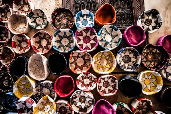 Bolsas, bolsos, sombreros y otros productos de las fábricas de cuero marroquíes — Foto de Stock