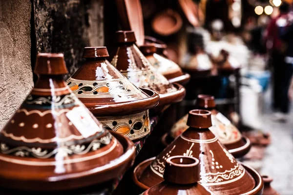 Urval av mycket färgglada marockanska tajiner (traditionella gryta rätter) — Stockfoto