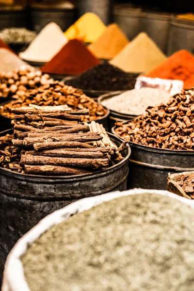 Traditionelle Gewürze auf dem marokkanischen Markt — Stockfoto