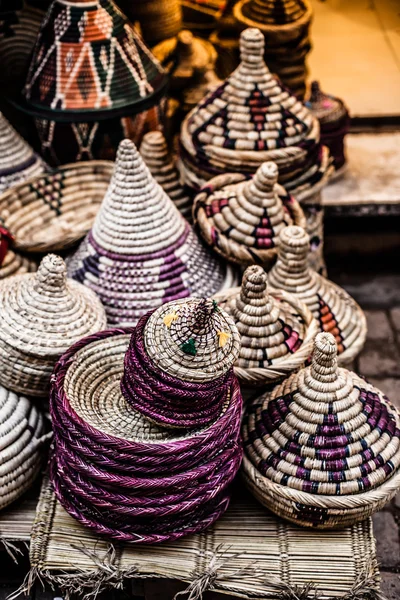 Marokkanischer Souvenirladen in der lokalen Straße — Stockfoto