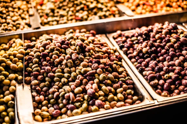 Olives colorées du marché marocain — Photo